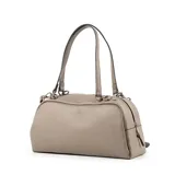 Cartera tipo baúl color gris, confeccionada en cuero sintético texturizado. Cuenta con doble asa de mano, correa bandolera regulable y extraíble, cierre superior, herrajes plateados, un bolsillo interno con cierre, dos bolsillos internos abiertos y forro de tela de algodón y poliéster.