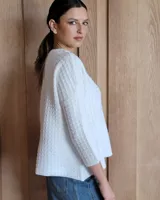 Buzo azul de tejido de punto con cuello redondo y mangas 3/4.