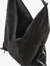 Cartera de diseño amplio y silueta relajada, color negro, con detalles de flecos en los laterales. Cuenta con un asa superior integrada y una correa desmontable para llevar al hombro o cruzada.