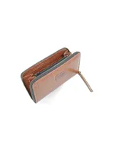 Billetera de cuero vacuno color verde oliva con cierre metálico y tiracierre de cuero. Cuenta con múltiples ranuras para tarjetas y billetes, bolsillo monedero central con cierre y espacio extra para guardado. Detalles interiores con logo de marca e inscripción "HECHO EN URUGUAY".
