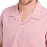 Camisa manga corta color rosado con cuello solapa, cierre con botones y bolsillo en el pecho.