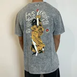 Remera gris con efecto acid wash y estampa en la espalda de una figura femenina sosteniendo una manzana.
