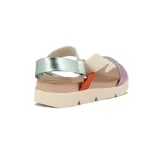 Sandalia de plataforma con tiras elásticas y metálicas en varios colores: beige, lila metalizado, naranja y verde menta metalizado. Cuenta con cierre de velcro en la parte trasera.