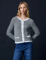Cárdigan de punto tweed color beige, marca Ninety, con escote redondo, cierre frontal con botones metálicos dorados y bolsillos simulados.