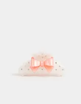 Broche para el pelo color blanco con apliques de strass y un moño color salmón.