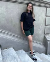 Calza biker de tiro alto, color verde oscuro, confeccionada en algodón y licra opaca. Presenta una faja doble tela sin elástico superior para mayor sujeción.