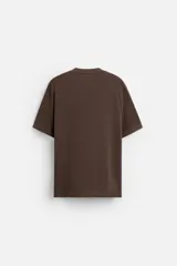 Camiseta marrón de punto de algodón, corte recto, cuello redondo y manga corta con terminaciones en rib.