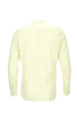 Camisa de manga larga color durazno, confeccionada en lino orgánico, con cuello italiano, cierre con botones y bolsillo en el pecho con logo bordado al tono.