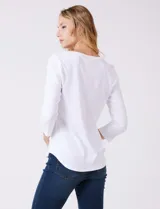 Remera de algodón negra de manga tres cuartos y cuello redondo.