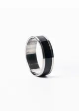 Anillo plateado de acero quirúrgico con franja central negra. Diseño unisex, moderno y minimalista.
