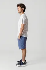 Short de algodón color azul con bolsillos laterales y cintura elástica ajustable con cordón.