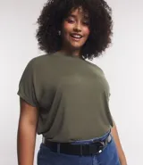 Blusa tipo muscle tee color turquesa, hecha en ribana de viscosa y poliéster, con escote redondo y sin sisas.