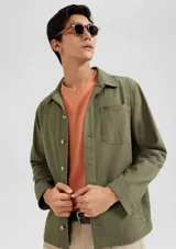 Camiseta gris oscuro de manga corta con cuello en V.