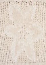 Vestido largo de punto color crema, con tirantes finos, escote cuadrado, diseño calado y cinturón marrón con tachas.