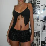 Short negro de tiro alto con lentejuelas.