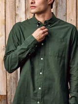 Camisa casual de manga larga color verde militar, con cuello abotonado y corte slim fit.