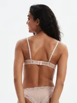 Soutien color beige con copas ligeramente acolchadas y estampado sutil de leopardo en encaje. Tirantes finos ajustables.