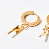 Aros dorados tipo argolla con dije colgante en forma de rayo.