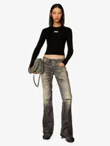 Top de manga larga ajustado al cuerpo, confeccionado en punto elástico acanalado, color negro. Presenta cuello alto y un pequeño logo bordado en el centro del pecho.