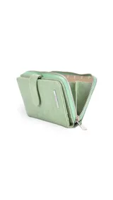 Billetera larga color verde agua, con cierre de cremallera y broche a presión. Interior con visor, tarjeteros y bolsillos. Compartimento posterior con cierre metálico, incluye bolsillos y monedero con cierre.