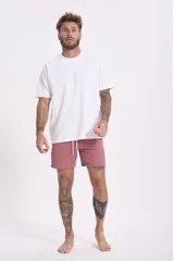 Short de baño color verde oliva con textura de rayas finas en relieve y cordón de ajuste blanco en la cintura.