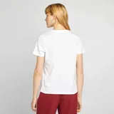 Camiseta blanca de manga corta con estampado de tigre enmarcado en azul y texto "WILD AND REBEL".