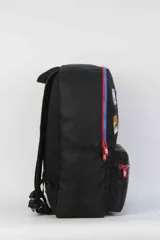 Mochila negra con ribetes en azul y rojo, y múltiples parches bordados de equipos de la NBA (Lakers, Knicks, Suns, Bulls) y logos de la liga. Posee un bolsillo frontal con cierre de cremallera y panel de malla.