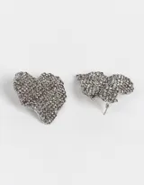 Par de aros colgantes cortos con forma de corazón, cubiertos de strass plateado y cierre a presión.