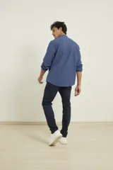 Camisa rosada de lino y algodón, con cuello mao, manga larga y bolsillo de parche en el pecho.