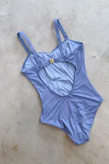 Malla enteriza negra entallada con ganchito en la espalda para cerrar. Espalda descubierta y bottom ancho.