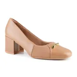 Zapato de cuero color beige, con taco cuadrado, punta redondeada y detalle de aplique metálico dorado.