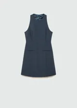 Vestido corto con estampado de raya diplomática, cuello redondo y sin mangas. Presenta detalle de pinzas, diseño evasé, cierre de cremallera invisible en la parte posterior y dos bolsillos de ribete en la parte delantera.