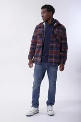 Sobrecamisa de corte oversize con diseño de cuadros en tonos grises y rojos.