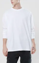 Remera blanca de manga larga con cuello redondo y puños acanalados.