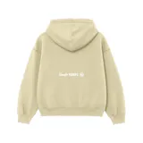Buzo hoodie color beige, corte oversize, con bolsillo tipo canguro y bordado frontal con la palabra 'VENEVO'.