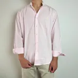 Camisa de manga larga gris con rayas verticales finas, cuello mao y bordado de un pato en el pecho.