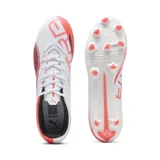 Botines de fútbol en color blanco con detalles en rojo, diseñados para césped natural y artificial.