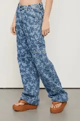 Pantalón jean de tiro bajo con estampado de ranas en azul y blanco, corte recto y bolsillos cargo.