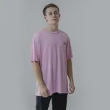 Remera blanca de algodón con estampa en la espalda de una combi amarilla con llamas saliendo del escape, dentro de un óvalo con el texto "Pulau & Co.".