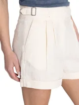 Short de tiro alto color verde oliva, confeccionado en lino orgánico, con cierre cruzado y hebillas en los costados. Incluye bolsillos y pinzas.