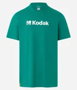 Remera blanca de algodón con cuello redondo y mangas cortas. Estampa frontal con el logo de Kodak en azul.