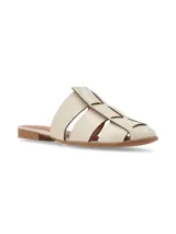 Sandalia tipo mule color crema con diseño entretejido y suela plana.