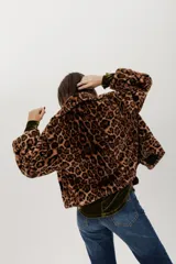 Chaqueta corta de piel sintética con estampado de leopardo, corte holgado, mangas amplias y bolsillos ojal al frente.
