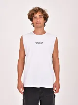 Musculosa sin mangas color azul, con cuello redondo y estampado frontal con texto en blanco.