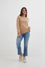 Sweater lila de tejido de punto, con escote en V y mangas largas.