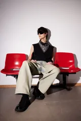 Pantalón de jean celeste con efecto desgastado, de corte holgado y tiro bajo.