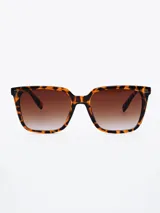 Lentes de sol con montura cuadrada de carey y lentes marrones degradadas.