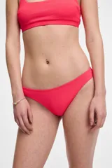 Conjunto de bikini negro texturado, con corpiño triangular y bombacha clásica.