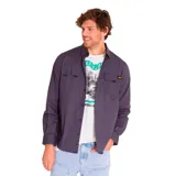 Camisa de manga larga gris oscuro, con dos bolsillos de parche con solapa abotonada en el pecho y logo de la marca en el bolsillo izquierdo.