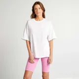 Camiseta blanca de corte amplio y mangas cortas.